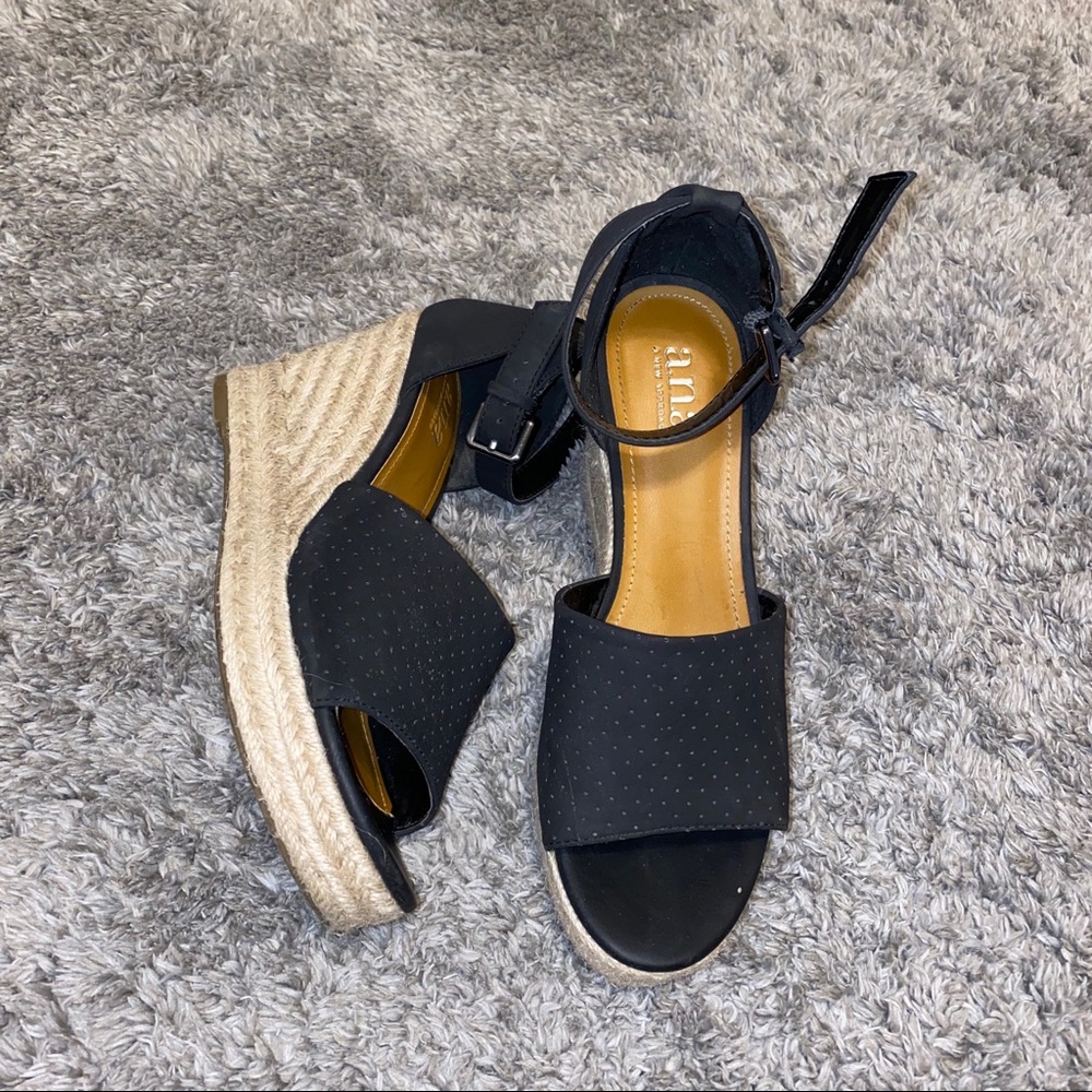 Black wedges